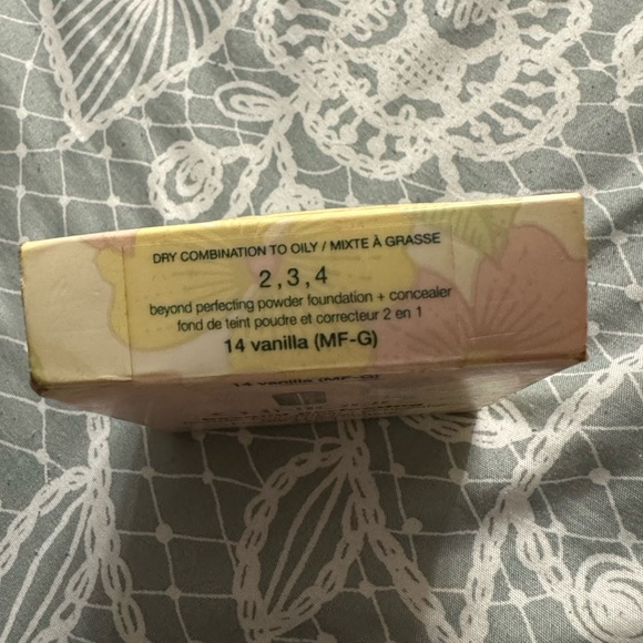 Clinique Beyond Perfecting Foundation and Concealer - 14 vanilla - Picture 5 of 8